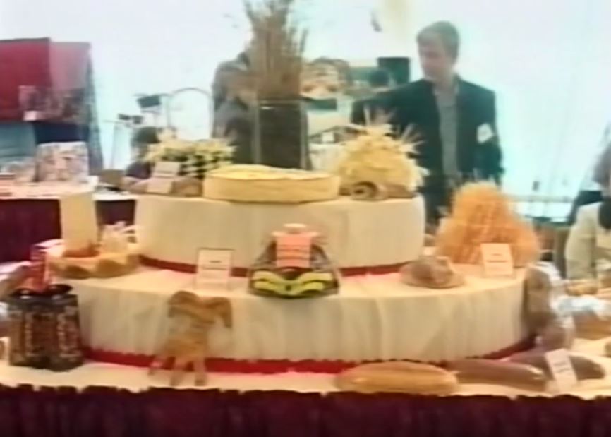 Выставка продукции балаковских предприятий в областном правительстве (Хроника 22 января 1999 г.)