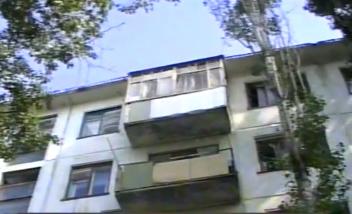 Протекла крыша в доме №16 по ул. 50 лет ВЛКСМ (Хроника 30 июля 1999 г.)