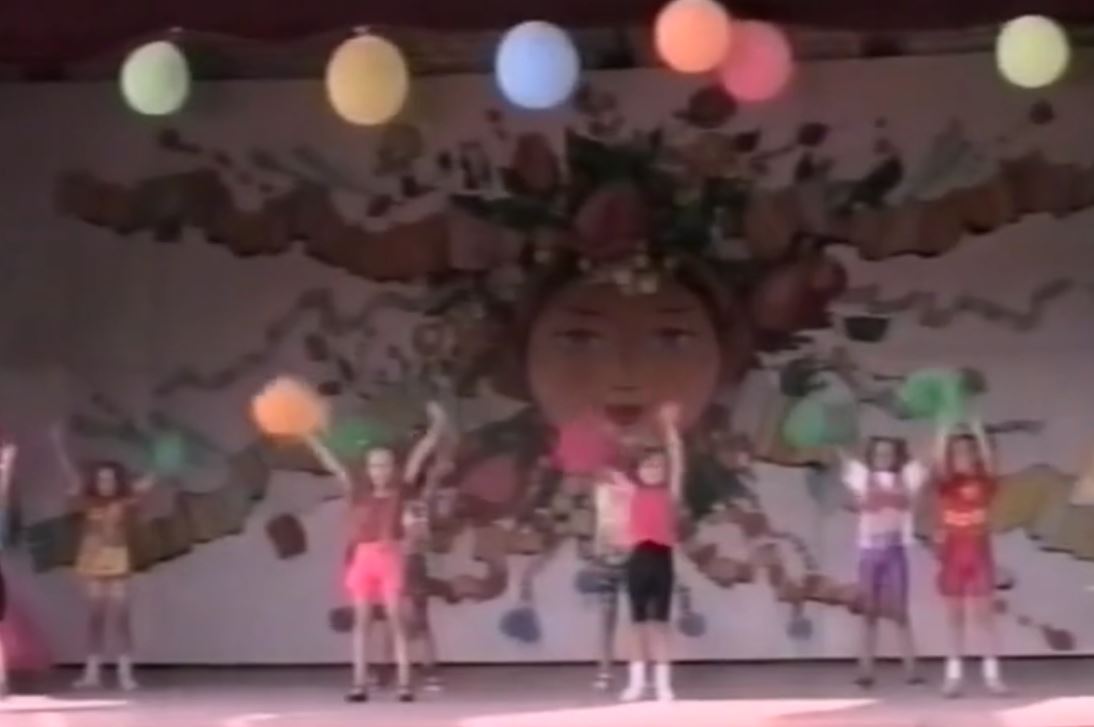 Детский фестиваль в оздоровительном лагере "Лазурный" - Хроника 7 августа 1998 г.