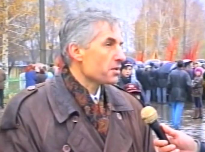 На митинге в честь Октябрьской революции (Хроника - 8 ноября 1996 г.)
